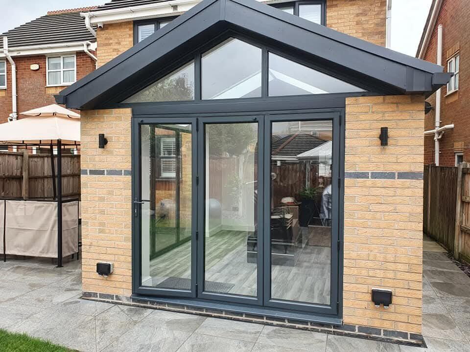 Gable-end orangery with anthracite frames