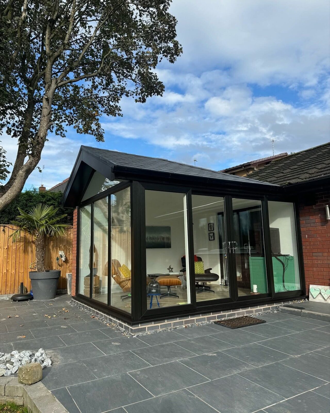 Anthracite orangery on a bungalow